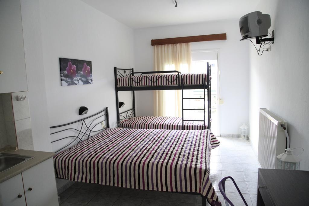 Vicky Rooms Паралия Дионисиу Стая снимка